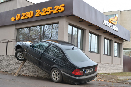 Accident spectaculos in Soroca! Un BMW a intrat intr-o pizzerie din oras. FOTO