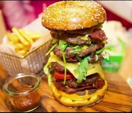 Burgerul care a fost vandut pentru 10.000 de dolari. Ce contine Burgerul care a fost vandut pentru 10.000 de dolari. Ce contine