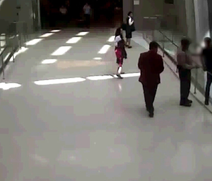 Barbat care voia sa se arunce de pe o pasarela, salvat la timp de un paznic. Scena din aeroportul din Los Angeles, filmata