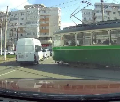 VIDEO de pe camera de supraveghere. Momentul in care un microbuz plin cu calatori evita la milimetru ciocnirea cu un tramvai