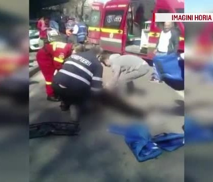 Trei persoane care asteptau autobuzul intr-o statie din Bucuresti, lovite de o masina. Explicatiile gasite de soferul vinovat