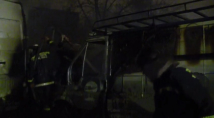 Incendiu intr-o parcare din capitala. Patru masini au fost arse. De la ce ar fi pornit flacarile. VIDEO