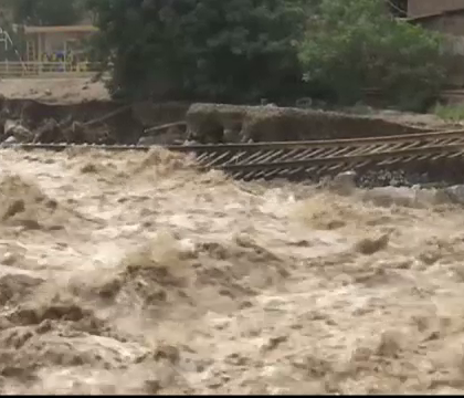 75 de oameni au murit si zeci de mii au ramas fara case in Peru, din cauza inundatiilor si alunecarilor de teren