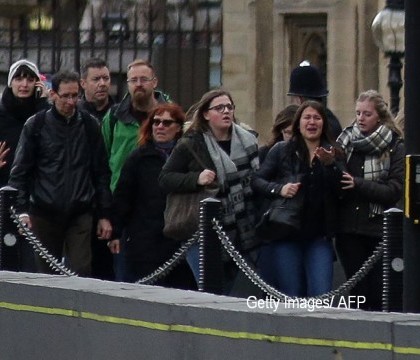 Imagini surprinse de un martor la cateva minute dupa atacul din Londra. Politist: "Fugiti! Adapostiti-va, acum!" Imagini surprinse de un martor la cateva minute dupa atacul din Londra. Politist: "Fugiti! Adapostiti-va, acum!"