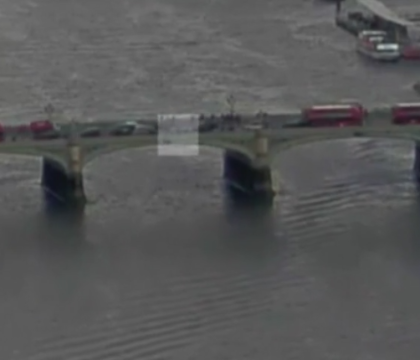 Momentul in care atacatorul din Londra intra cu masina in multime, pe podul Westminster. O femeie a sarit in apa - VIDEO