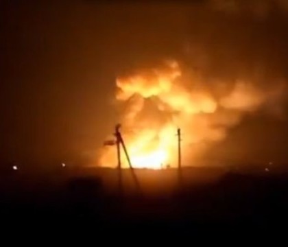 Incendiu masiv la cel mai mare depozit de munitie din Ucraina: explozii si mii de oameni evacuati. Kievul acuza un sabotaj - VIDEO