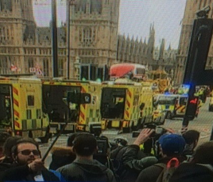 Barbatul care si-a facut selfie cu victimele atacului terorist din Londra. "E de necrezut". FOTO Barbatul care si-a facut selfie cu victimele atacului terorist din Londra. "E de necrezut". FOTO