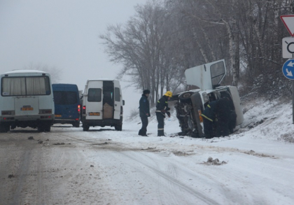 FOTO. Accident la Cricova. Un microbuz de ruta a derapat si s-a RASTURNAT: Avea pasageri