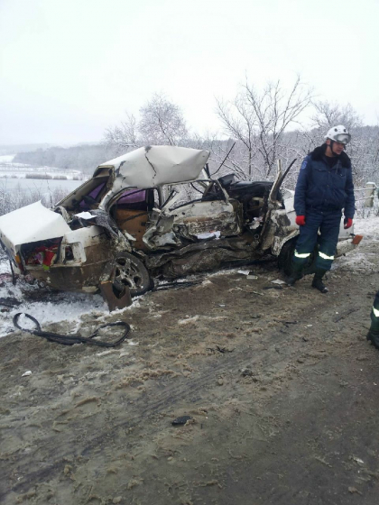 FOTO. GRAV accident pe soseaua Balcani. Un Audi a intrat pe contrasens si a lovit un microbuz de ruta: Soferul a MURIT pe loc