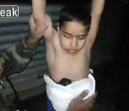Cum sunt pregatiti copiii kamikaze de catre ISIS. Baiat de 6 ani, filmat avand o centura cu explozibil lipita pe corp