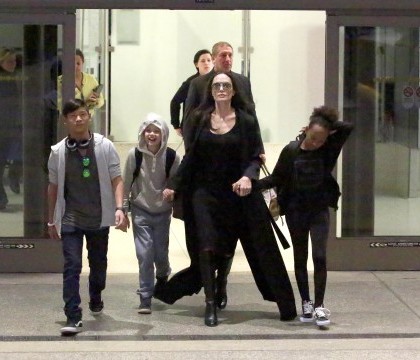 Angelina Jolie si-a concediat fratele pe care l-a angajat dupa ce s-a despartit de Brad Pitt. "A vrut sa-si ajute familia" Angelina Jolie si-a concediat fratele pe care l-a angajat dupa ce s-a despartit de Brad Pitt. "A vrut sa-si ajute familia"