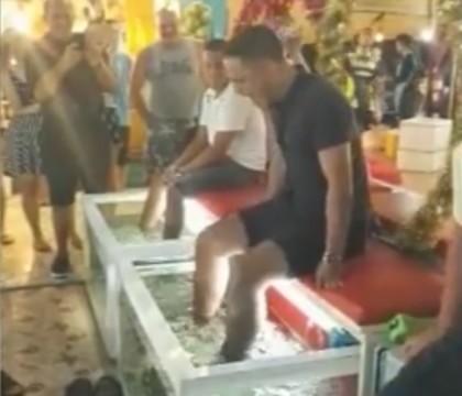"O, Doamne! Nu!" Cum a reactionat un om care a incercat pentru prima oara pedichiura cu pesti - VIDEO "O, Doamne! Nu!" Cum a reactionat un om care a incercat pentru prima oara pedichiura cu pesti - VIDEO