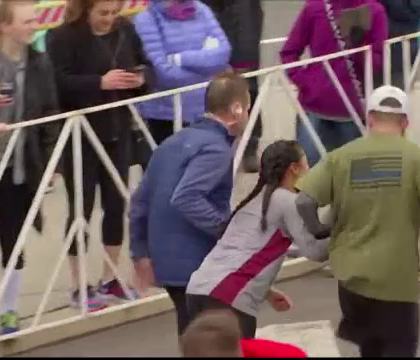 Scene impresionante la maratonul din Philadelphia, unde o concurenta epuizata este ajutata sa treaca linia de sosire - VIDEO Scene impresionante la maratonul din Philadelphia, unde o concurenta epuizata este ajutata sa treaca linia de sosire - VIDEO
