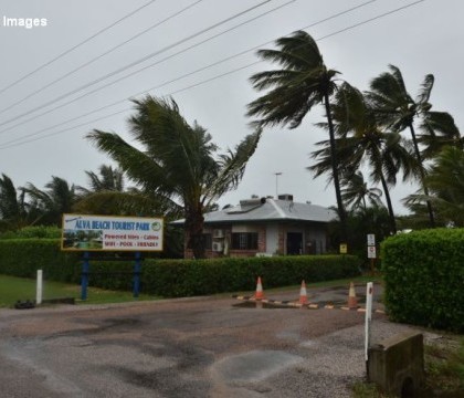 Ciclonul Debbie a lovit din plin Australia. Rafale de vant de 263 de kilometri pe ora si zeci de mii de oameni evacuati Ciclonul Debbie a lovit din plin Australia. Rafale de vant de 263 de kilometri pe ora si zeci de mii de oameni evacuati