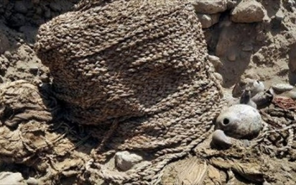 Doua mumii vechi de peste un mileniu au fost descoperite intacte intr-un sit preincas din Peru Doua mumii vechi de peste un mileniu au fost descoperite intacte intr-un sit preincas din Peru