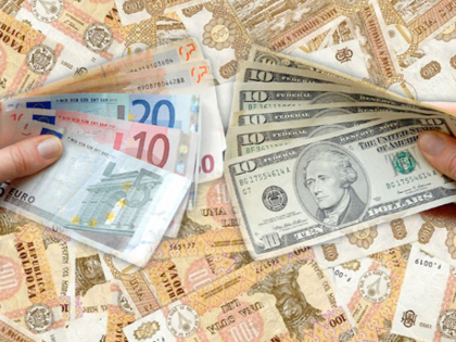 Dolarul creste, iar leul se prabuseste. Cursul stabilit de Banca Nationala pentru moneda americana si cea europeana Dolarul creste, iar leul se prabuseste. Cursul stabilit de Banca Nationala pentru moneda americana si cea europeana
