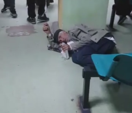 Un batran zace pe jos, ignorat de personalul medical de la un spital de urgenta din Romania. Reactia conducerii este uluitoare Un batran zace pe jos, ignorat de personalul medical de la un spital de urgenta din Romania. Reactia conducerii este uluitoare