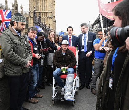 Romanul ranit in atacul de pe podul Westminster s-a intors la locul tragediei. Andrei a fost tansportatat in scaun cu rotile Romanul ranit in atacul de pe podul Westminster s-a intors la locul tragediei. Andrei a fost tansportatat in scaun cu rotile