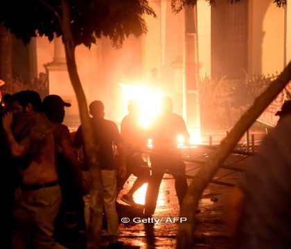 Proteste violente in Paraguay. Suparati pe o lege votata in secret, manifestantii au dat foc cladirii Congresului. FOTO Proteste violente in Paraguay. Suparati pe o lege votata in secret, manifestantii au dat foc cladirii Congresului. FOTO