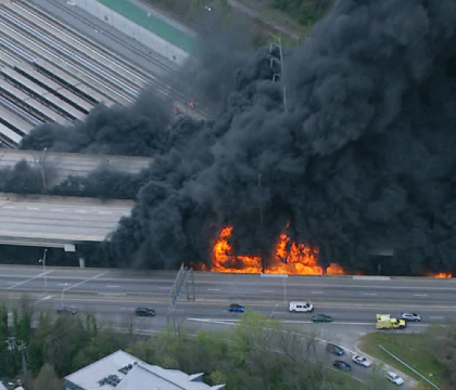 Detalii uluitoare dupa incendiul urias din Atlanta in urma caruia o autostrada s-a prabusit. Trei persoane au fost arestate Detalii uluitoare dupa incendiul urias din Atlanta in urma caruia o autostrada s-a prabusit. Trei persoane au fost arestate