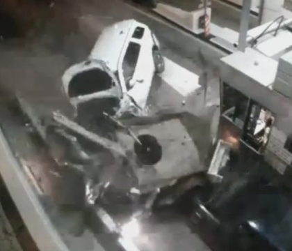Accident infiorator pe o autostrada din SUA. Un SUV a spulberat mai multe autovehicule, un sofer a muri Accident infiorator pe o autostrada din SUA. Un SUV a spulberat mai multe autovehicule, un sofer a muri