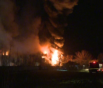 Un mort si un ranit, in urma unui incendiu devastator in Afumati. Pompierii au intervenit cu 18 autospeciale Un mort si un ranit, in urma unui incendiu devastator in Afumati. Pompierii au intervenit cu 18 autospeciale