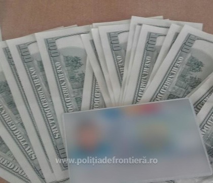 O romanca a incercat sa intre in tara prin Vama Petea cu 2000 de dolari falsi in geanta. Ce a dat-o de gol pe tanara O romanca a incercat sa intre in tara prin Vama Petea cu 2000 de dolari falsi in geanta. Ce a dat-o de gol pe tanara