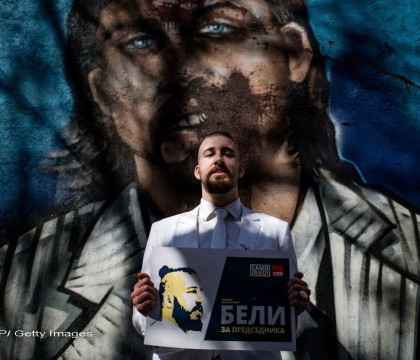 Sarbii isi aleg presedintele. Un student care si-a lansat campania pentru a ironiza clasa politica, locul doi in sondaje Sarbii isi aleg presedintele. Un student care si-a lansat campania pentru a ironiza clasa politica, locul doi in sondaje