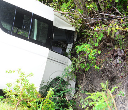 Trei morti si zeci de raniti dupa ce un autobuz cu elevi s-a rasturnat in Suedia Trei morti si zeci de raniti dupa ce un autobuz cu elevi s-a rasturnat in Suedia
