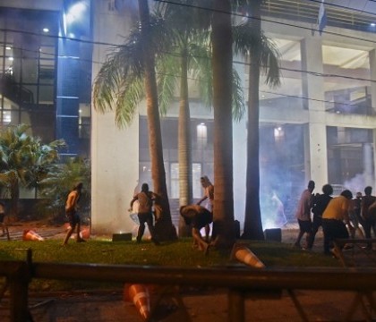 Momentul in care un tanar este ucis in timpul protestelor din Paraguay. Ministrul de Interne si seful Politiei au fost demisi Momentul in care un tanar este ucis in timpul protestelor din Paraguay. Ministrul de Interne si seful Politiei au fost demisi