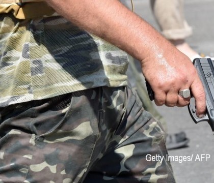 Doi barbati au incercat sa rapeasca o femeie din fata locuintei ei, iar logodnicul i-a sarit in ajutor. Cine a fost arestat Doi barbati au incercat sa rapeasca o femeie din fata locuintei ei, iar logodnicul i-a sarit in ajutor. Cine a fost arestat