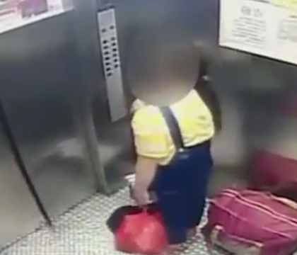 O adolescenta de 15 ani din China si-a abandonat bebelusul intr-o cutie de cadouri, la scurt timp ce a nascut - VIDEO O adolescenta de 15 ani din China si-a abandonat bebelusul intr-o cutie de cadouri, la scurt timp ce a nascut - VIDEO