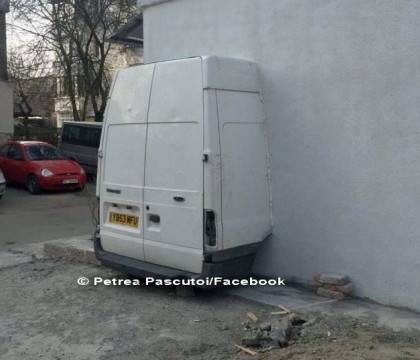 Pe asta trebuie sa o vezi! Imaginatia unui roman nu a avut limite cand a venit vorba sa-si "impodobeasca" apartamentul: si-a infipt in peretele apartamentului ... autoutilitara - FOTO Pe asta trebuie sa o vezi! Imaginatia unui roman nu a avut limite cand a venit vorba sa-si "impodobeasca" apartamentul: si-a infipt in peretele apartamentului ... autoutilitara - FOTO