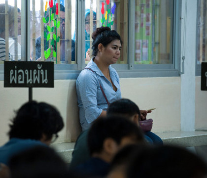 Transsexualii din Thailanda, in rochii si machiaj, la cozi uriase, in timpul recrutarii in armata. "Mi-e frica sa fiu soldat" Transsexualii din Thailanda, in rochii si machiaj, la cozi uriase, in timpul recrutarii in armata. "Mi-e frica sa fiu soldat"
