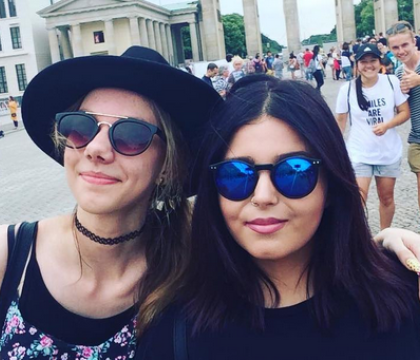 O adolescenta britanica nu si-a mai taiat unghiile de trei ani. Metoda bizara prin care tasteaza pe telefonul mobil O adolescenta britanica nu si-a mai taiat unghiile de trei ani. Metoda bizara prin care tasteaza pe telefonul mobil