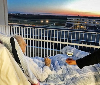O tigara si un pahar de vin. Un spital i-a indeplinit ultima dorinta a unui pacient, cu cateva ore inainte de a muri O tigara si un pahar de vin. Un spital i-a indeplinit ultima dorinta a unui pacient, cu cateva ore inainte de a muri