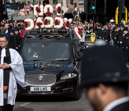 Imagini emotionante la Londra. Mii de politisti si zeci de mii de civili i-au adus un ultim omagiu ofiterului ucis in atac Imagini emotionante la Londra. Mii de politisti si zeci de mii de civili i-au adus un ultim omagiu ofiterului ucis in atac