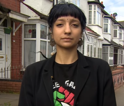 Fotografia unei femei care a infruntat zambind un extremist in Birmingham s-a viralizat: "Nu m-am temut de el"