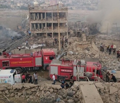 Patru persoane ranite intr-o explozie, care s-a produs in timpul repararii unui tanc al politiei din Diyarbakir, in Turcia Patru persoane ranite intr-o explozie, care s-a produs in timpul repararii unui tanc al politiei din Diyarbakir, in Turcia