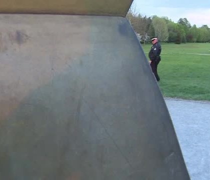 Coloana Infinitului, vandalizata din nou. O fata de 17 ani si-a scrijelit numele, cu politistii la cativa metri de ea Coloana Infinitului, vandalizata din nou. O fata de 17 ani si-a scrijelit numele, cu politistii la cativa metri de ea