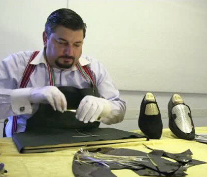 Un designer italian sustine ca a creat primii pantofi de aur din istorie. Fabricarea incaltarilor a durat 8 luni
