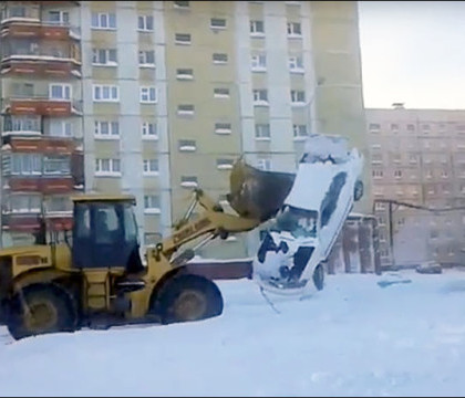 "Hingherii de masini" din Rusia folosesc excavatorul. "Nici macar nu se zgarie prea tare" - VIDEO