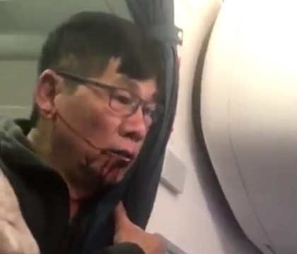 Pasagerul scos cu forta dintr-un avion al United Airlines a lansat o actiune in justitie impotriva companiei Pasagerul scos cu forta dintr-un avion al United Airlines a lansat o actiune in justitie impotriva companiei