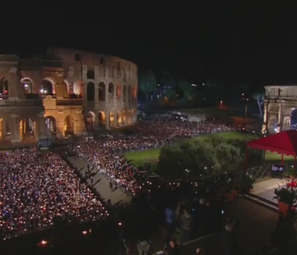 Pelerinaj la Colosseumul din Roma. Mii de catolici s-au rugat impreuna cu Papa Francisc Pelerinaj la Colosseumul din Roma. Mii de catolici s-au rugat impreuna cu Papa Francisc