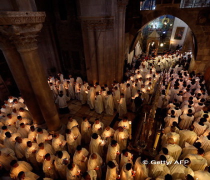 Mii de pelerini se afla la Ierusalim, la Mormantul lui Iisus Hristos, asteptand venirea Luminii Sfinte Mii de pelerini se afla la Ierusalim, la Mormantul lui Iisus Hristos, asteptand venirea Luminii Sfinte