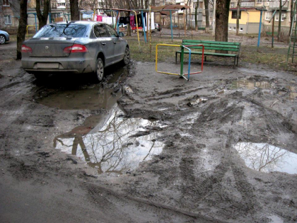 Curtile blocurilor din capitala s-au transformat in terenuri pline cu noroi si baltoace, dupa ploi si topirea zapezii. FOTO