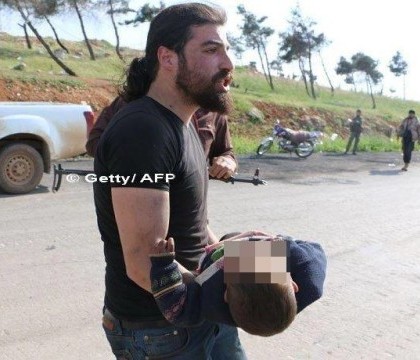 Imagini cutremuratoare dupa atacul sinucigas din Siria. Bilantul victimelor a urcat la 100 de morti, printre care si copii Imagini cutremuratoare dupa atacul sinucigas din Siria. Bilantul victimelor a urcat la 100 de morti, printre care si copii