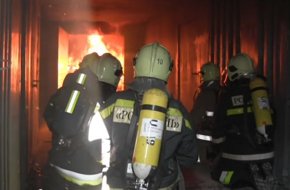 Au aprins focul intr-un container si au bagat 9 pompieri in el! "Senzatia e super" - VIDEO