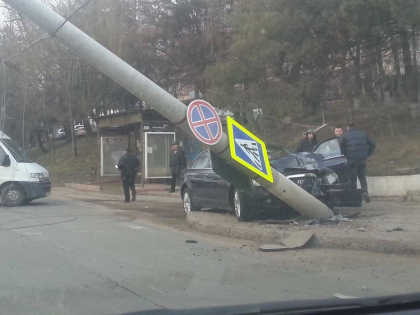 FOTO. Accident spectaculos pe o strada din capitala: Soferul unui AUDI a doborat un stalp cu masina FOTO. Accident spectaculos pe o strada din capitala: Soferul unui AUDI a doborat un stalp cu masina