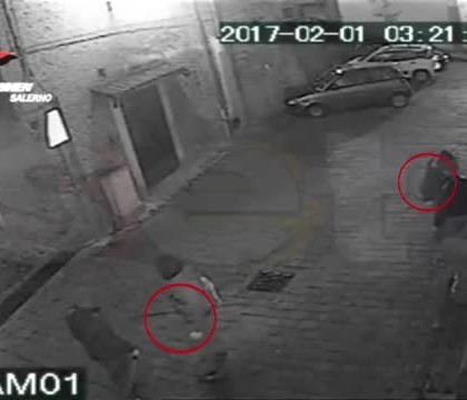 Jaf spectaculos al unor romani, cu ranga si ciocan, intr-o biserica din Italia. Cat valoreaza kilogramele de aur furate